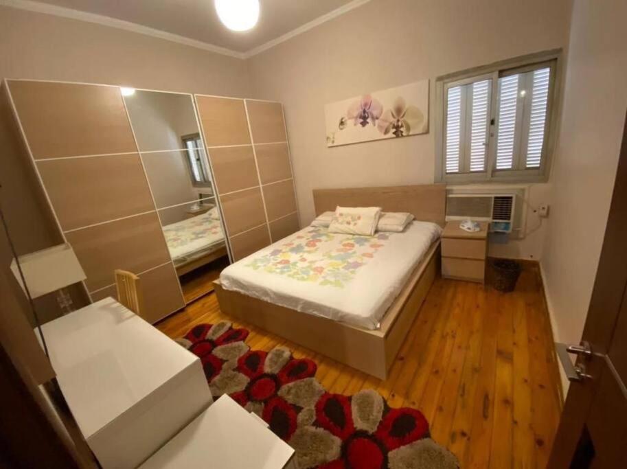 - une petite chambre avec un lit et un tapis dans l'établissement Boho Chic Retreat in the midst of City Life, au Caire