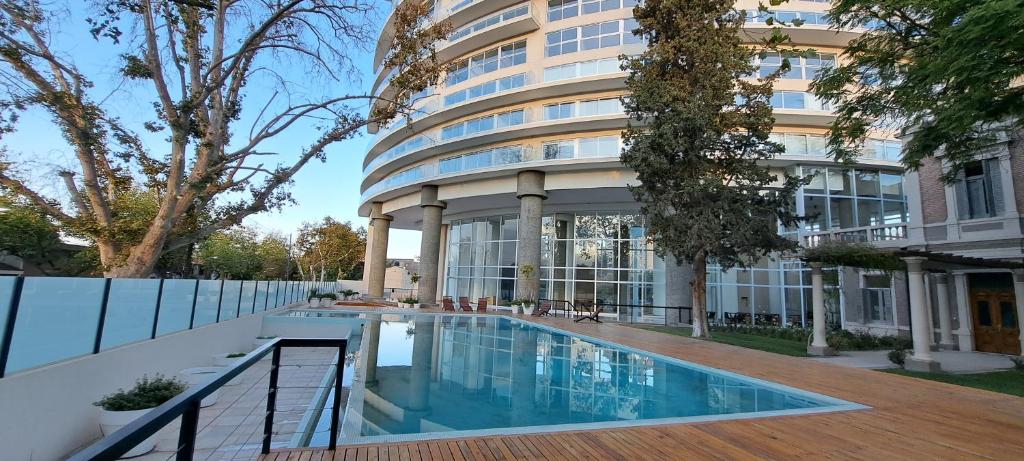 een zwembad voor een gebouw bij La mejor vista a las Montañas y la Ciudad in Mendoza
