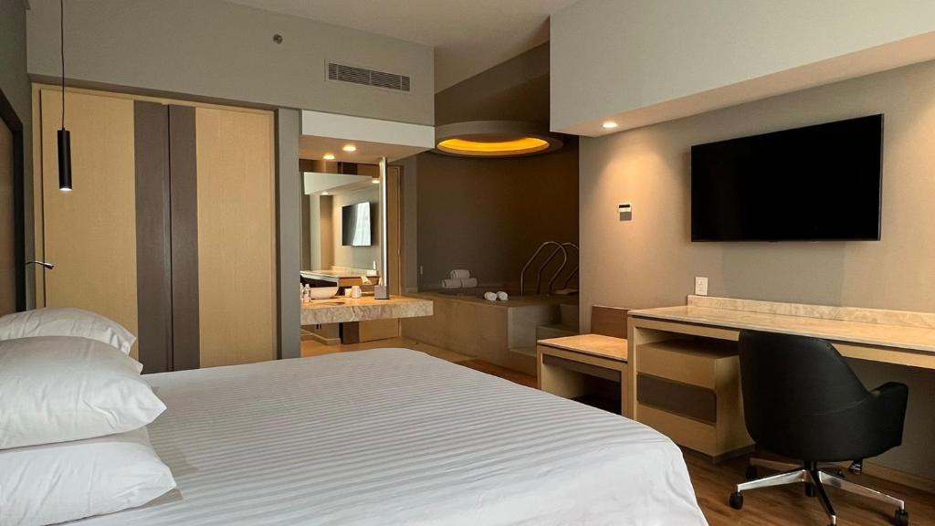 TV a/nebo společenská místnost v ubytování Ramada by Wyndham Mexico City Santa Fe