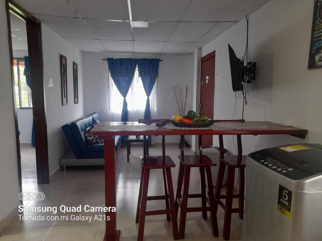 cocina con mesa y taburetes en una habitación en Apartamento Las Margaritas en Santa Rosa de Cabal
