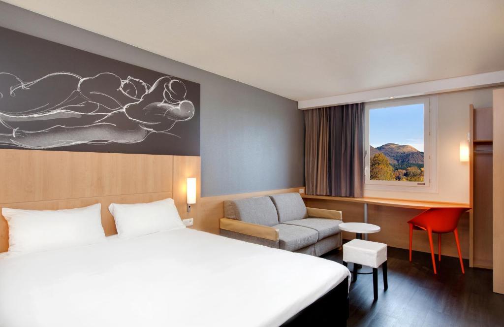 Postel nebo postele na pokoji v ubytování ibis Clermont Ferrand Nord Riom