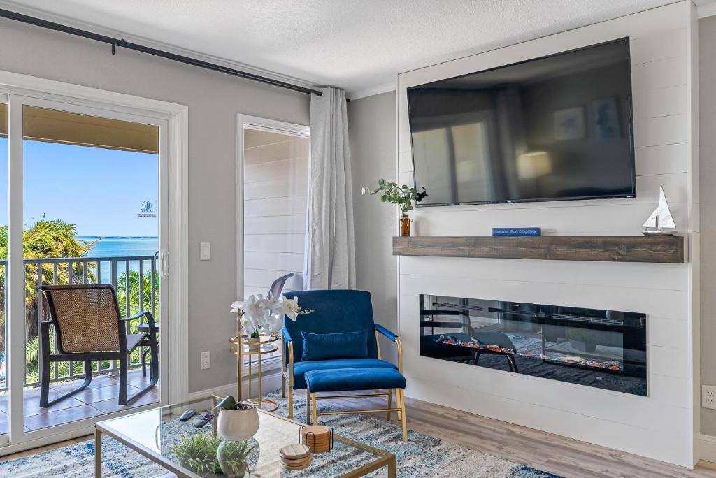 uma sala de estar com lareira e televisão em Wake up to the ocean breeze - Enjoy amazing views em Tampa