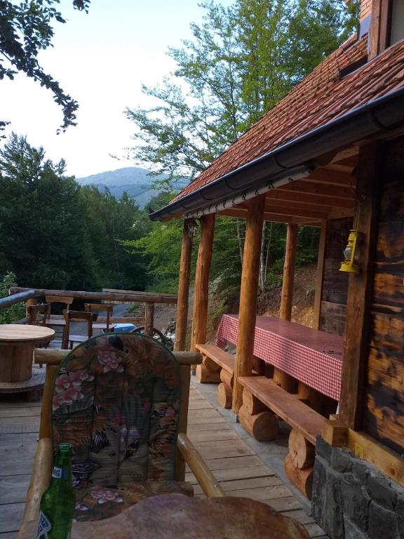 Nespecifikovaný výhled na hory nebo výhled na hory při pohledu z prázdninového domu