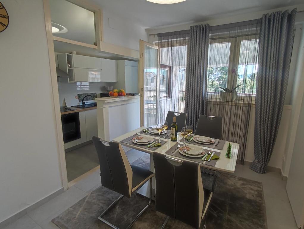 a dining room and kitchen with a table and chairs at Apartman Oaza - Ploče, Croatia in Ploče