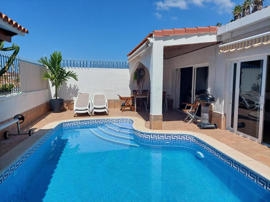 Bazén v ubytování Beautiful Holiday Villa with heated private pool, Los Cristianos nebo v jeho okolí