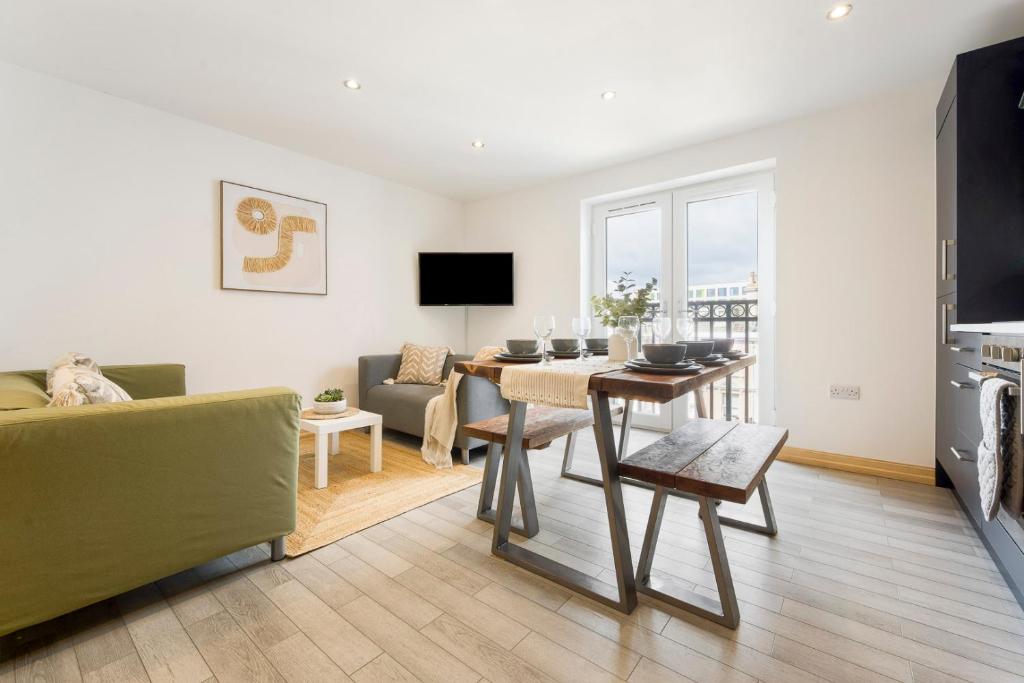 ein Wohnzimmer mit einem Tisch und einem Esszimmer in der Unterkunft Spacious, newly renovated, three bedroom TOWN CENTRE duplex apartment with free parking, sleeps seven - Walking distance to beach in Bournemouth