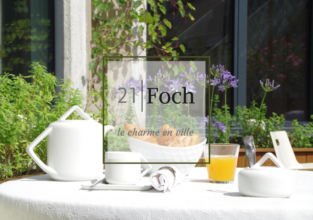 una mesa con dos tazas y un plato de zumo en 21, Foch en Angers