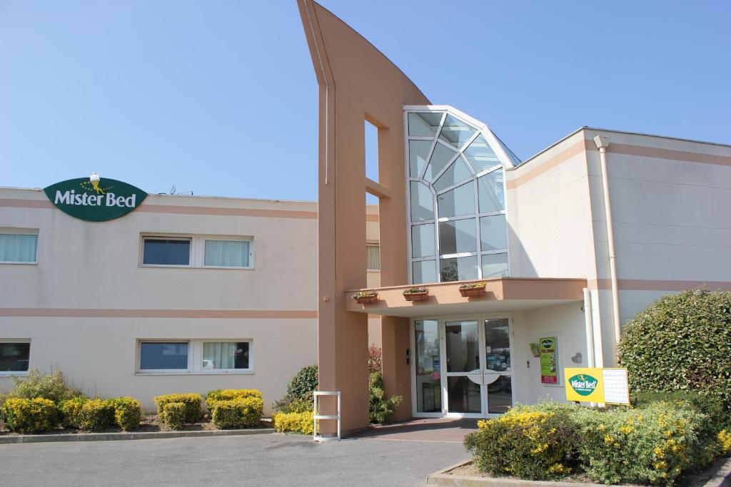 a view of the front of a medical building at Mister Bed Berck in Berck-sur-Mer