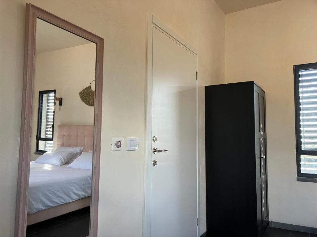 Postel nebo postele na pokoji v ubytování בסנדלים: חאן בוטיק בגולן