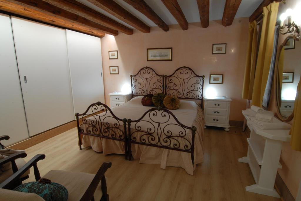um quarto com uma cama grande e um lavatório em Ninette Home em Veneza