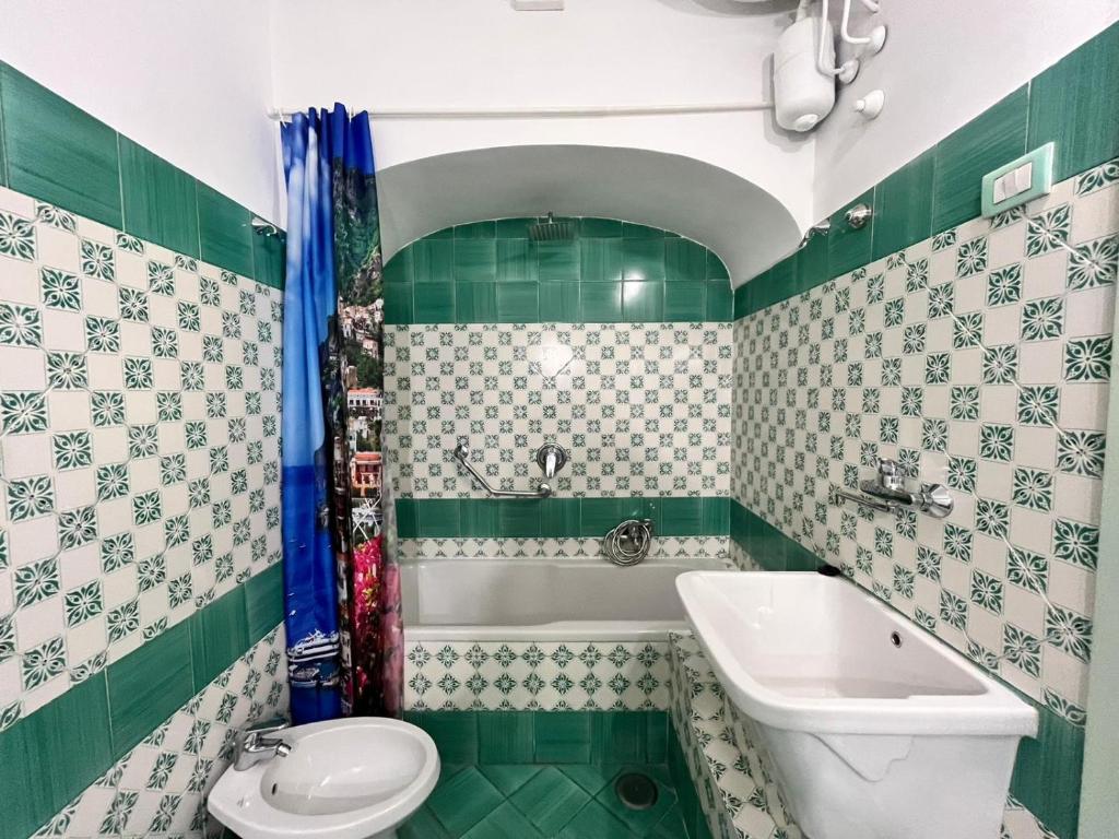 Koupelna v ubytování POSITANO CENTRAL HOUSE free wi-fi and air condition