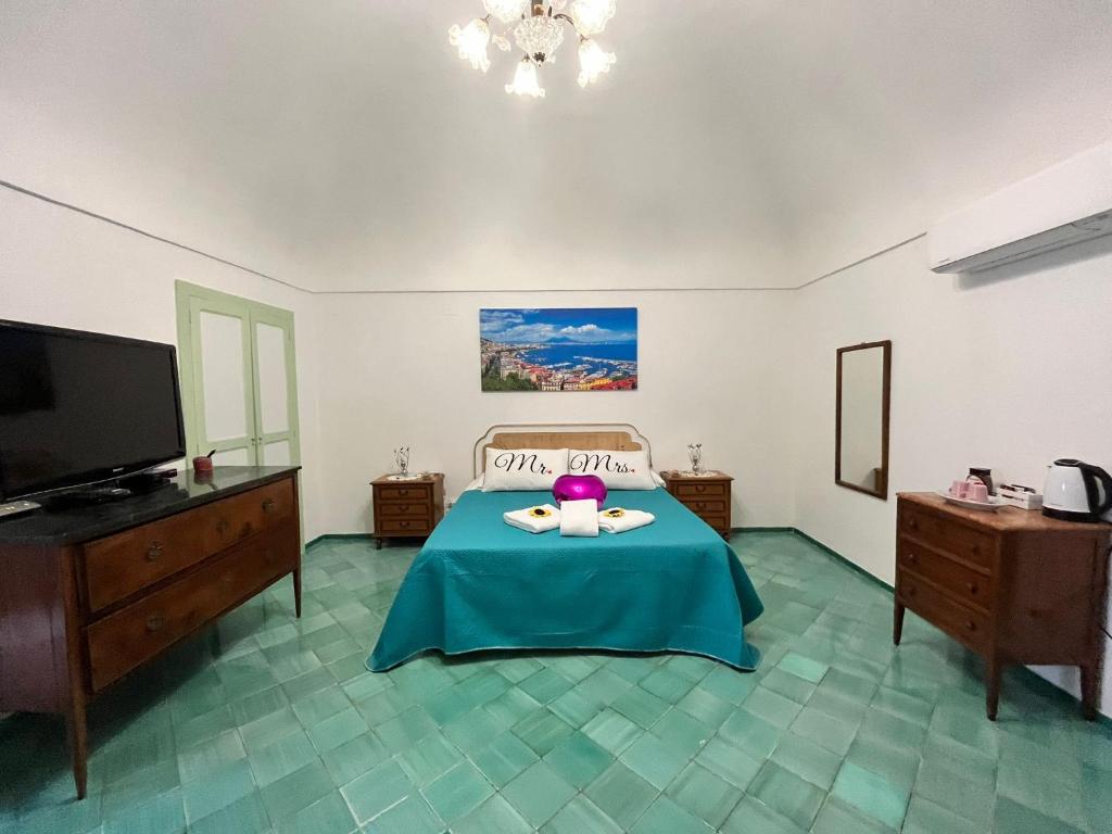 una camera con un letto e una persona su un tavolo di POSITANO CENTRAL HOUSE free wi-fi and air condition a Positano