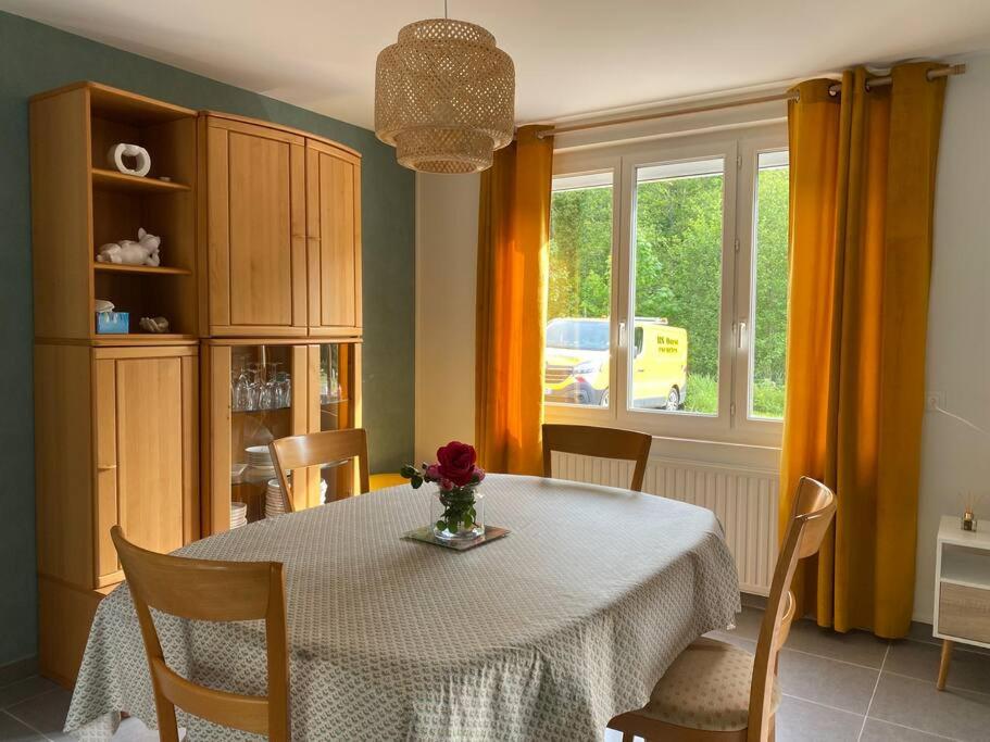 d'une salle à manger avec une table et une fenêtre. dans l'établissement Maison Village de La Verrerie, à Cherbourg en Cotentin