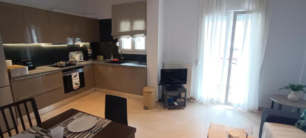 Kuchnia lub aneks kuchenny w obiekcie Kalamaria brand new 1 bedroom apartment