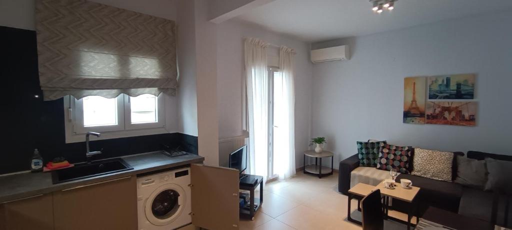 kuchnia i salon z kanapą w obiekcie Kalamaria brand new 1 bedroom apartment w Salonikach