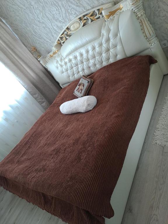 - un lit avec une couverture et 2 serviettes dans l'établissement Naujai įrengtas 2-jų kambarių butas, à Šiauliai