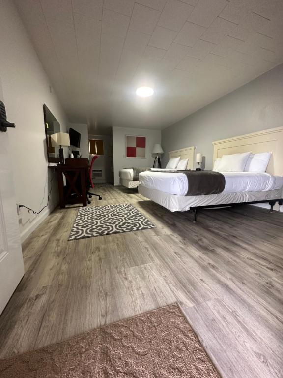 Postel nebo postele na pokoji v ubytování Fossil Butte Motel