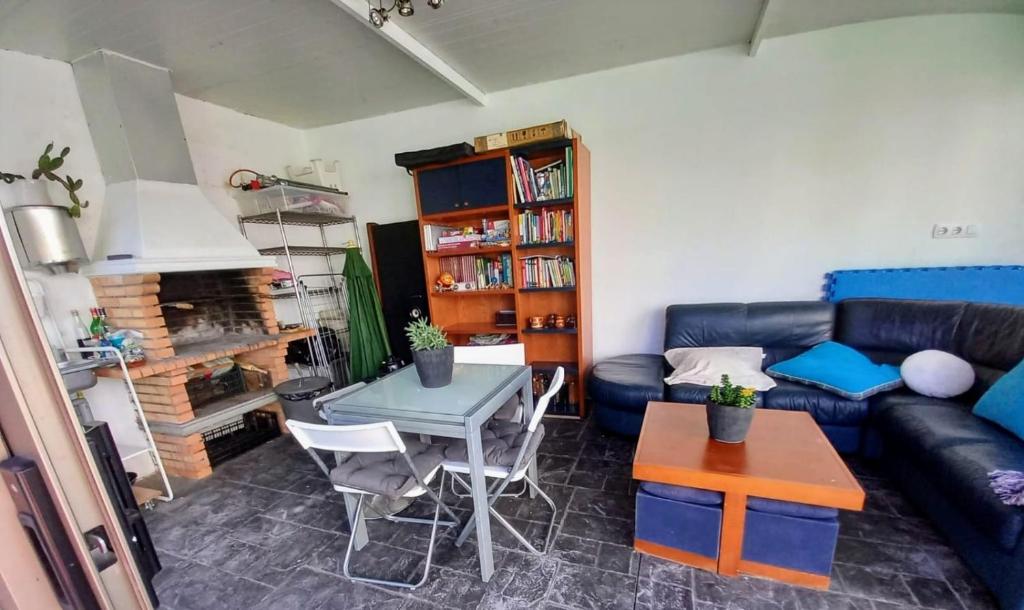 Posedenie v ubytovaní Casa Rocha Velha con terraza y piscina particular