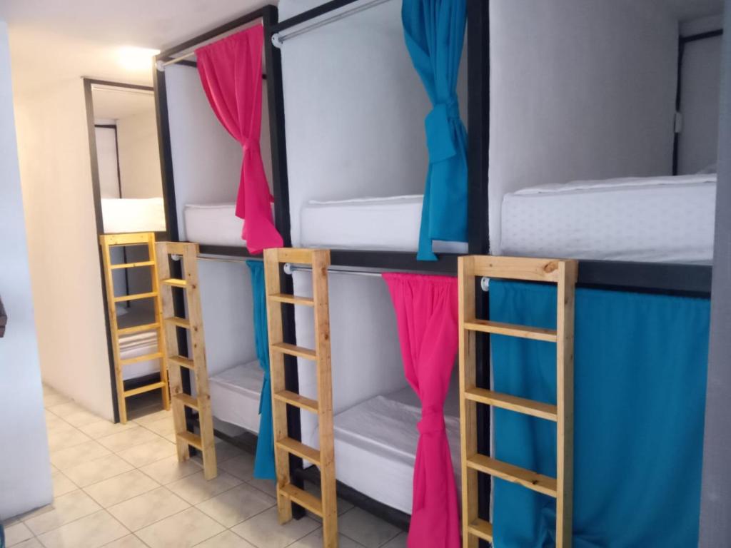 Palanda nebo palandy na pokoji v ubytování Casa Escalante Hostel