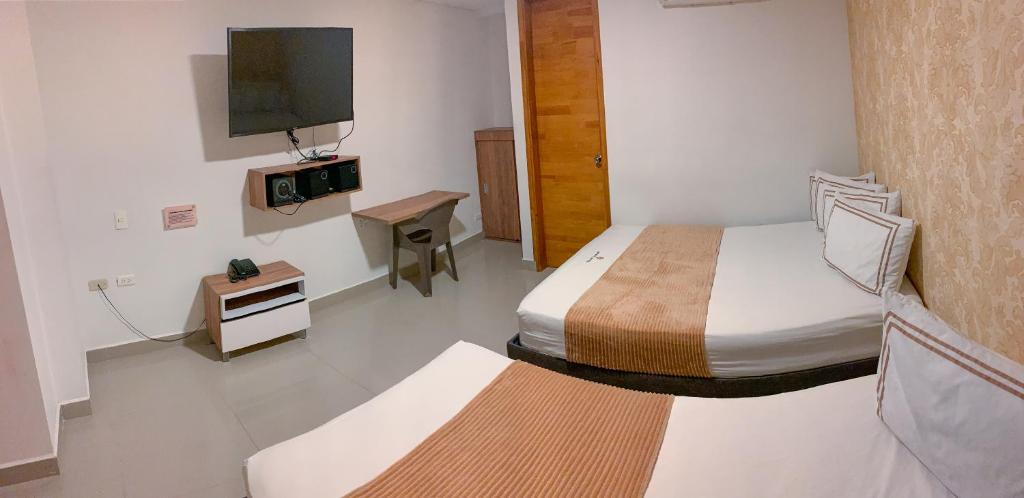 TV a/nebo společenská místnost v ubytování Infinity Hotel
