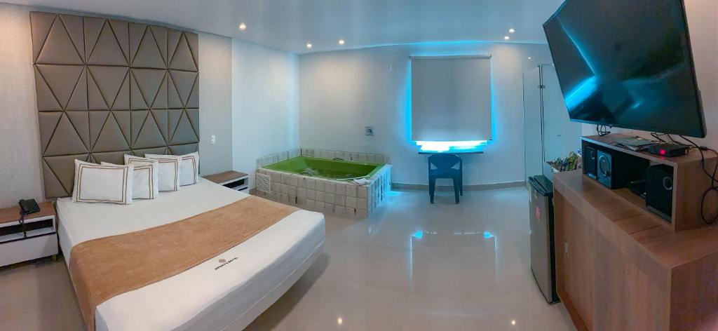 TV a/nebo společenská místnost v ubytování Infinity Hotel