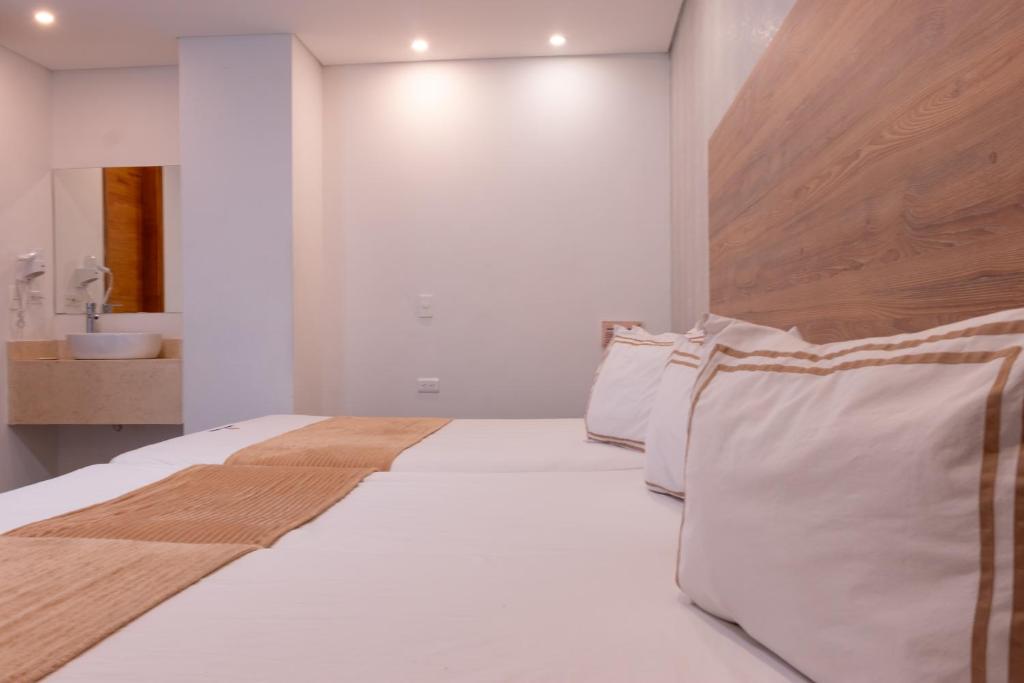 Postel nebo postele na pokoji v ubytování Infinity Hotel