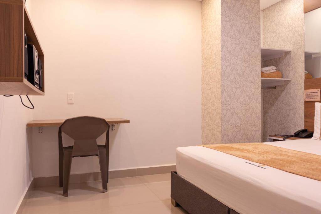 TV a/nebo společenská místnost v ubytování Infinity Hotel
