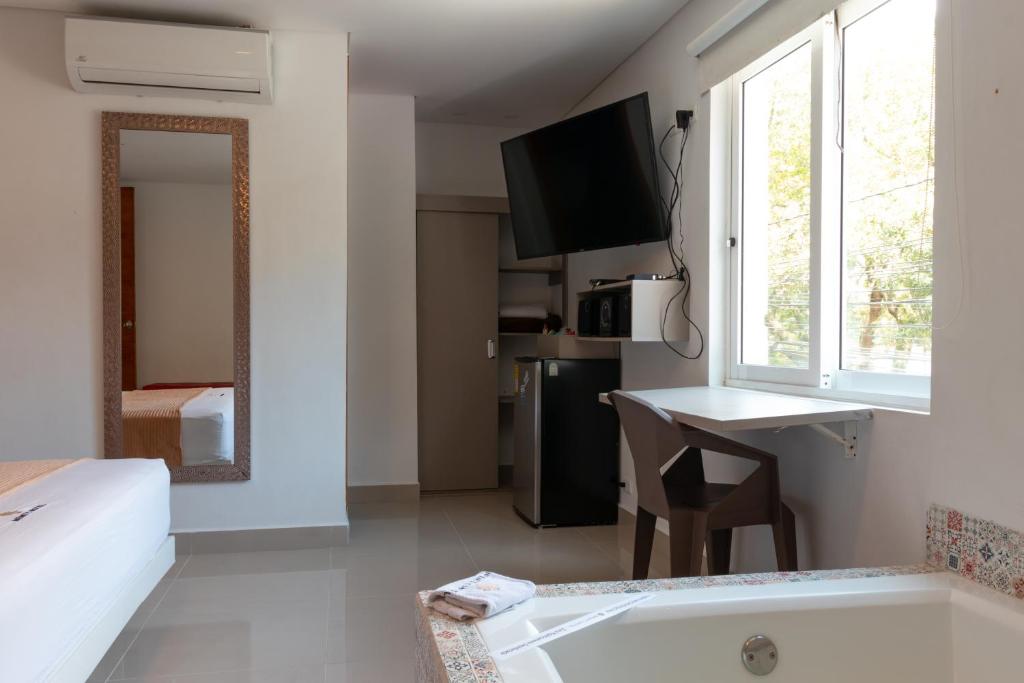 TV a/nebo společenská místnost v ubytování Infinity Hotel