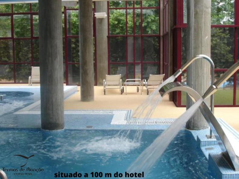 Bazén v ubytování Hotel Bienestar Termas de Moncao nebo v jeho okolí