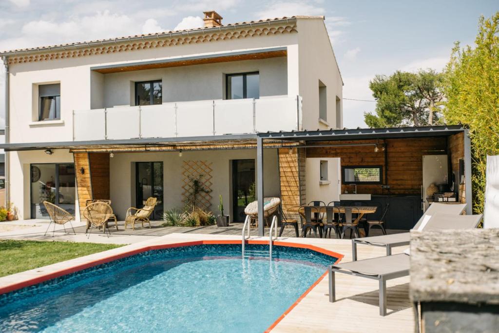 Villa con piscina frente a una casa en Le Colibri - private pool en Le Thor