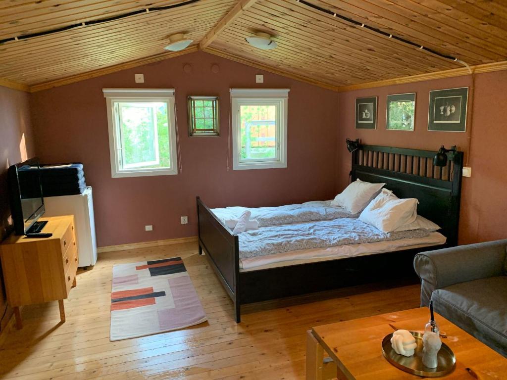 una camera con un grande letto di The Pink Cabin a Tyfta