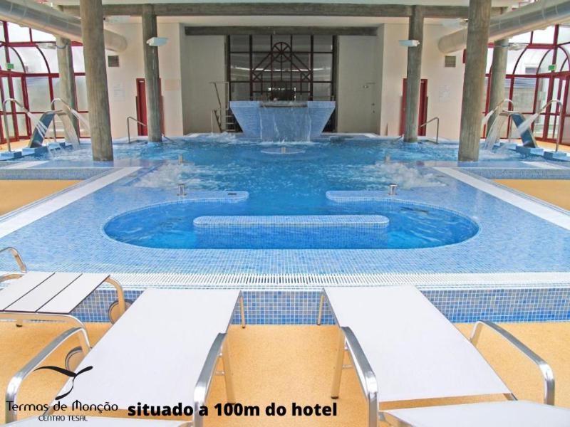 Bazén v ubytování Hotel Bienestar Termas de Moncao nebo v jeho okolí
