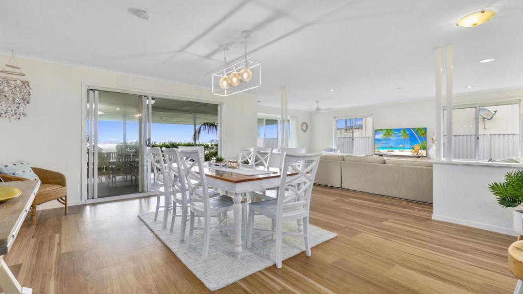 The Beach House Absolute Beachfront Retreat, Beachmere (updated