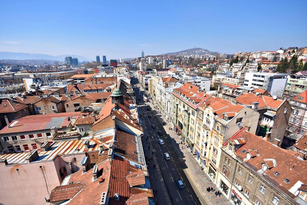 uma vista aérea de uma cidade com edifícios em Bright & Spacious Apartment in Main Central Zone em Sarajevo