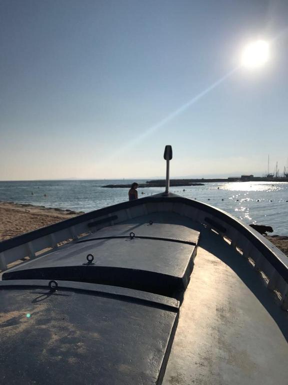 un bateau posé sur le rivage d'une plage dans l'établissement Front sea Luxury, à Cagnes-sur-Mer