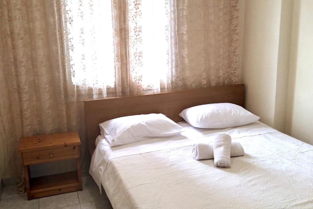 En eller flere senge i et værelse på APARTMENT PEREA THESSALONIKI