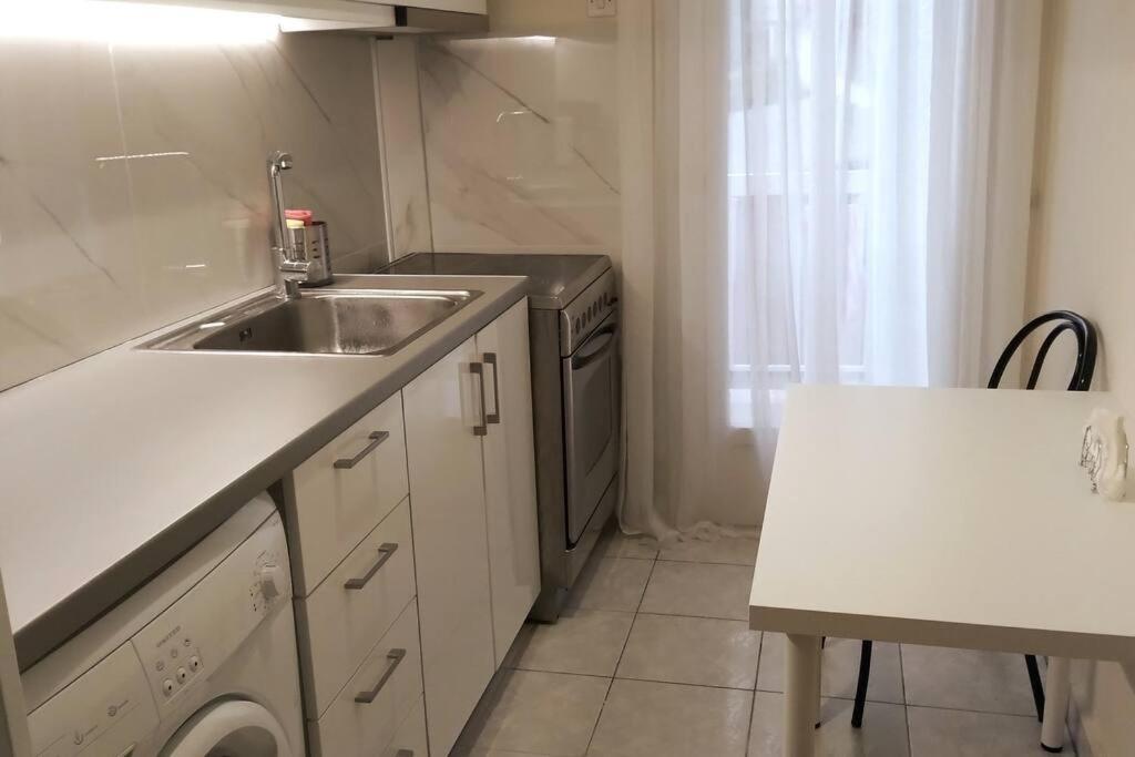 Η κουζίνα ή μικρή κουζίνα στο APARTMENT PEREA THESSALONIKI