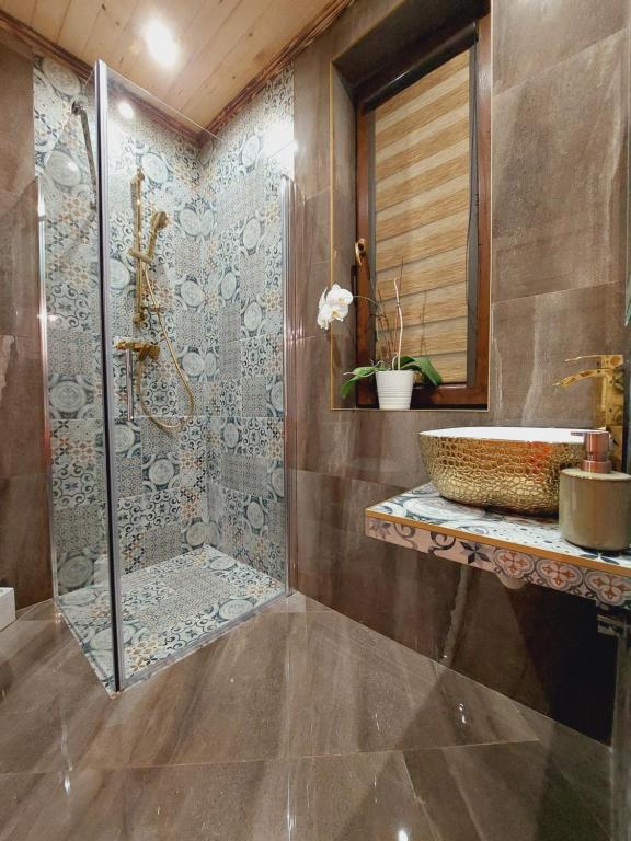 a bathroom with a shower and a sink at Domek pod Holicą 3 Bieszczady in Ustianowa