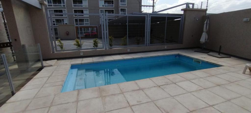 una piscina en la azotea de un edificio en Departamento San Juan - Capital en San Juan