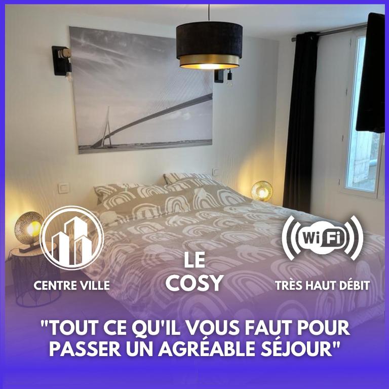 - une chambre avec un lit à baldaquin sur le mur dans l'établissement LE COSY - 2 Pers - Hyper centre de Fontainebleau, à Fontainebleau