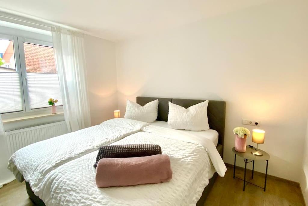 um quarto com uma cama grande com uma bolsa em ST-Apartment Charming 1 mit Terrasse und Garten, 3 Zimmer in Geislingen em Geislingen an der Steige