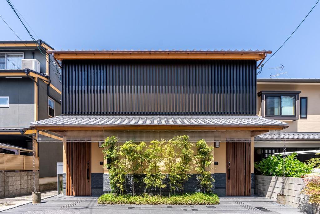 une maison avec une façade en bois noir dans l'établissement 京 吉乃家, à Giommachi