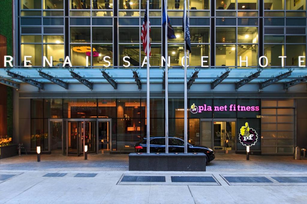 un edificio con un coche aparcado delante de él en Renaissance New York Midtown Hotel, en Nueva York