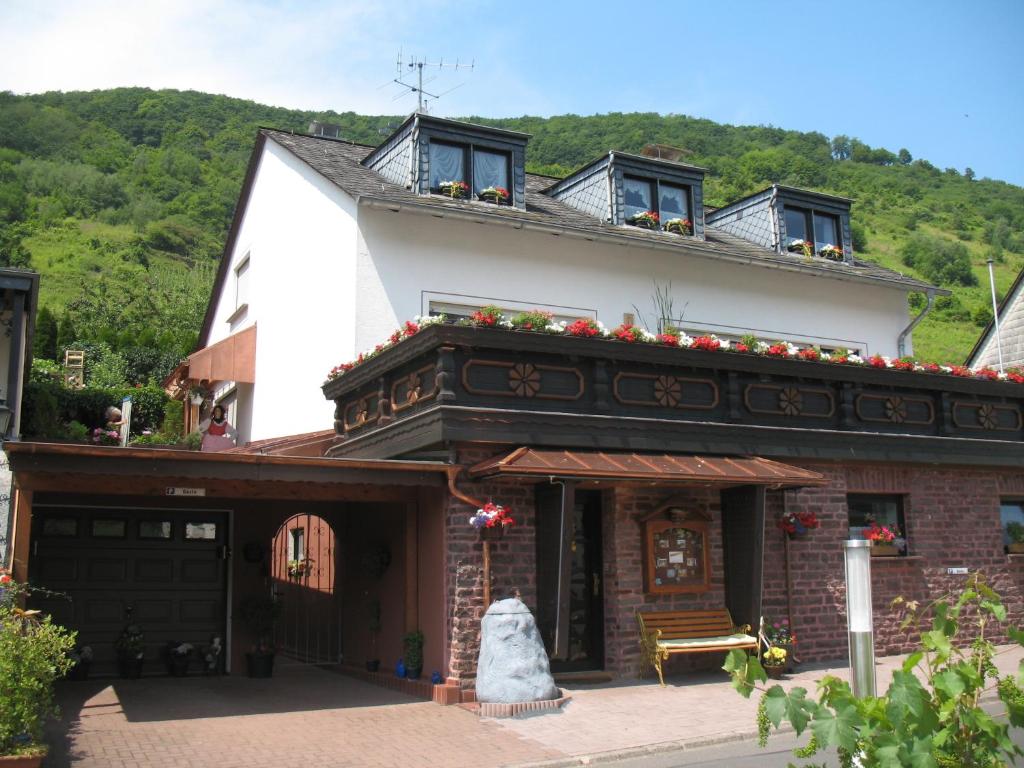 une maison avec des fleurs au sommet dans l'établissement Haus Edith Kempa, à Sankt Aldegund