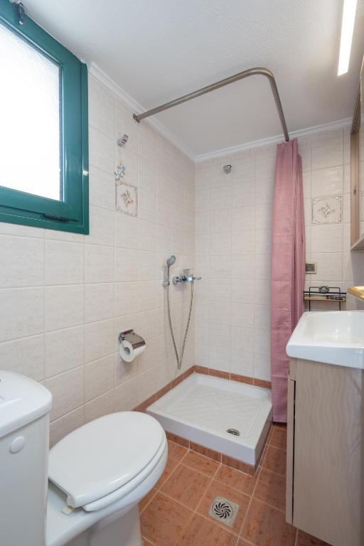 Koupelna v ubytování Aphrodite Apartment ideal for holidays in Siviri