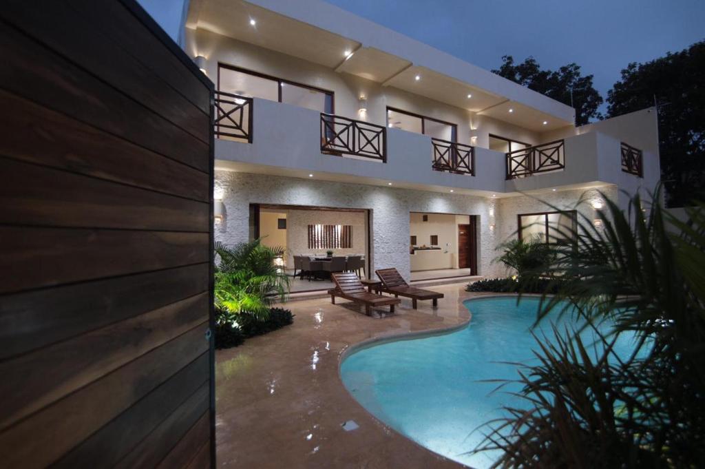 INCREDIBLE STAY 4 NIGHTS GET 1 EXTRA FREE NIGHT CHEF-YACHT-SPA Available