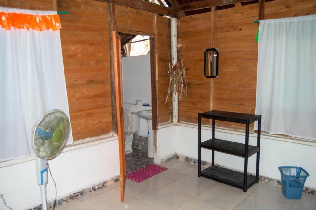 uma casa de banho com um lavatório e um WC num quarto em Eco Hotel Campo Verde em Isla Grande