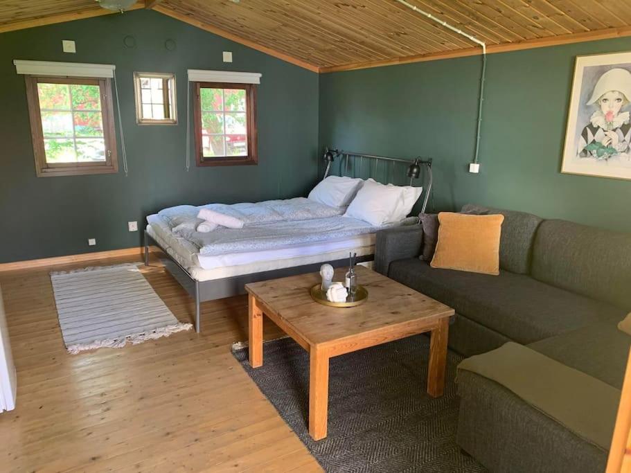 ein Wohnzimmer mit einem Sofa und einem Tisch in der Unterkunft The Green Cabin in Tyfta