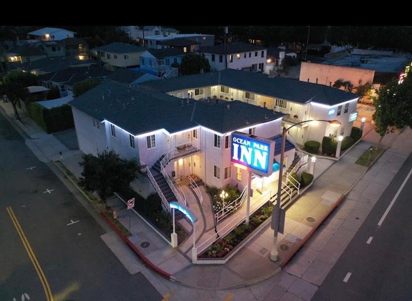 budynek z neonem przed nim w obiekcie Ocean Park Inn w Los Angeles