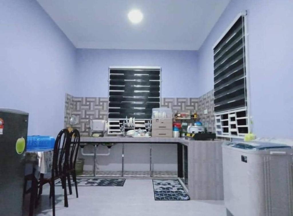 Кухня или мини-кухня в Homestay penghulu noor
